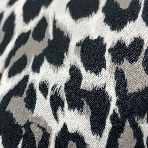 Small animal print sleeveless shirt. - Picture 5 of 7